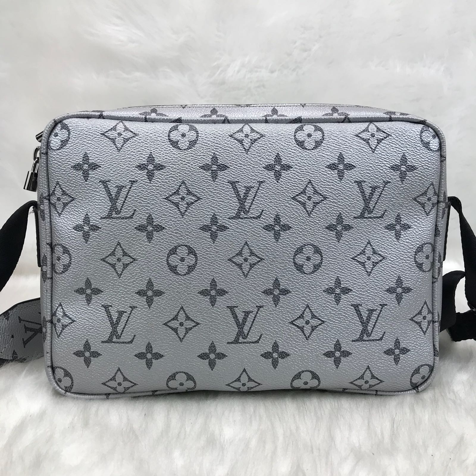 louis vuitton canta Messenger Pm Pacific ithal gumus renk 26x19x8 - Çanta Nişantaşı