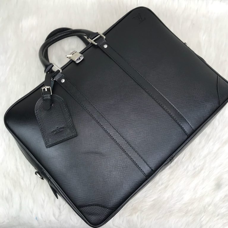 louis vuitton canta Porte V laptop cantasi siyah saffiano 41x31x7