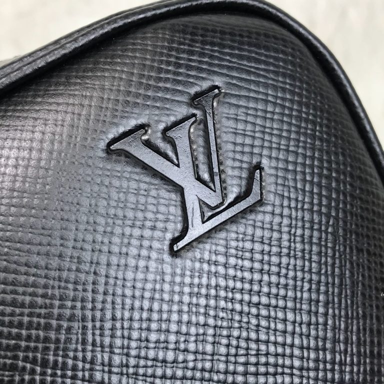 louis vuitton canta Porte V laptop cantasi siyah saffiano 41x31x7