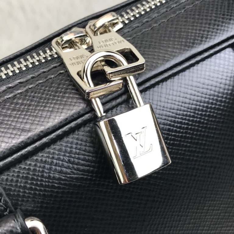 louis vuitton canta Porte V laptop cantasi siyah saffiano 41x31x7