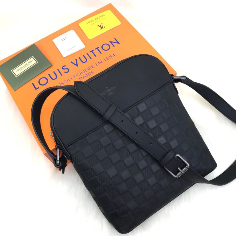 louis vuitton canta diatrict pochette erkek infini siyah 26x23