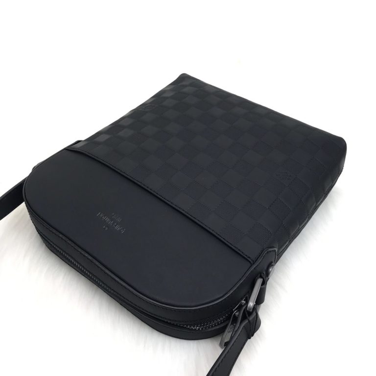 louis vuitton canta diatrict pochette erkek infini siyah 26x23
