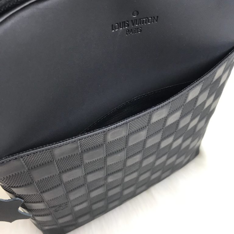 louis vuitton canta diatrict pochette erkek infini siyah 26x23