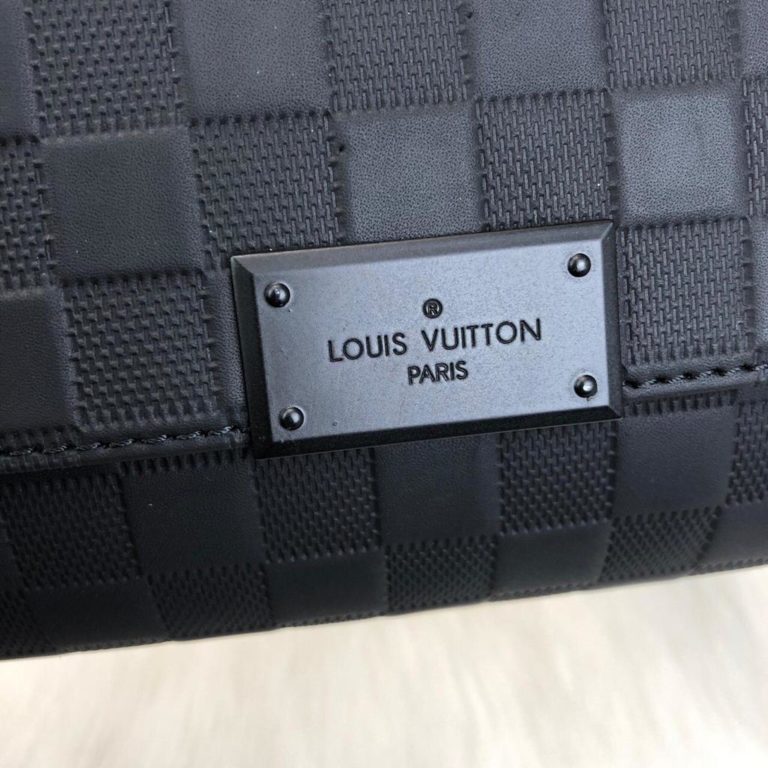 louis vuitton canta postaci District PM infini 25x25