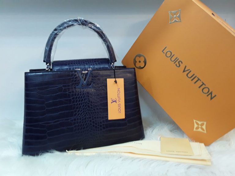 louis vuitton canta suni deri capucines cift askili yilan deseni lacivert 36x23