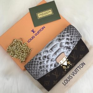 louis vuitton cuzdan Pallas zincirli piton siyah beyaz 19x13