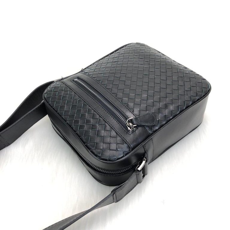 bottega veneta canta erkek postaci 24x20x7