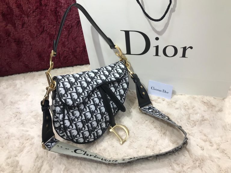 christian dior canta saddle suni deri askili 25x20x6 desenli siyah beyaz