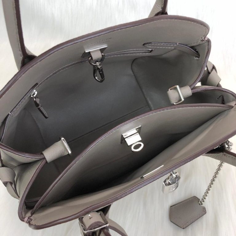 louis vuitton canta milla vizon 23x23