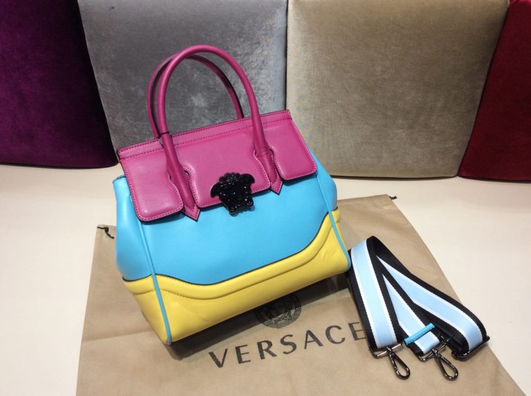 versace canta suni deri palazzo buyuk boyut capraz askili pembe mavi sari