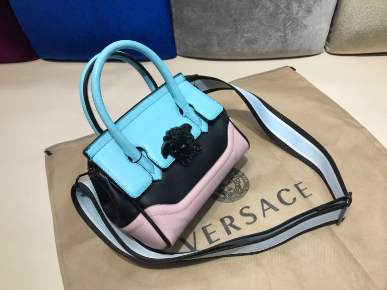 versace canta suni deri palazzo mini boyut capraz askili mavi siyah pembe 22x19