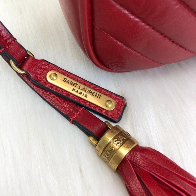 ysl saint laurent canta Lou postaci cantasi kirmizi gold 23x16cm