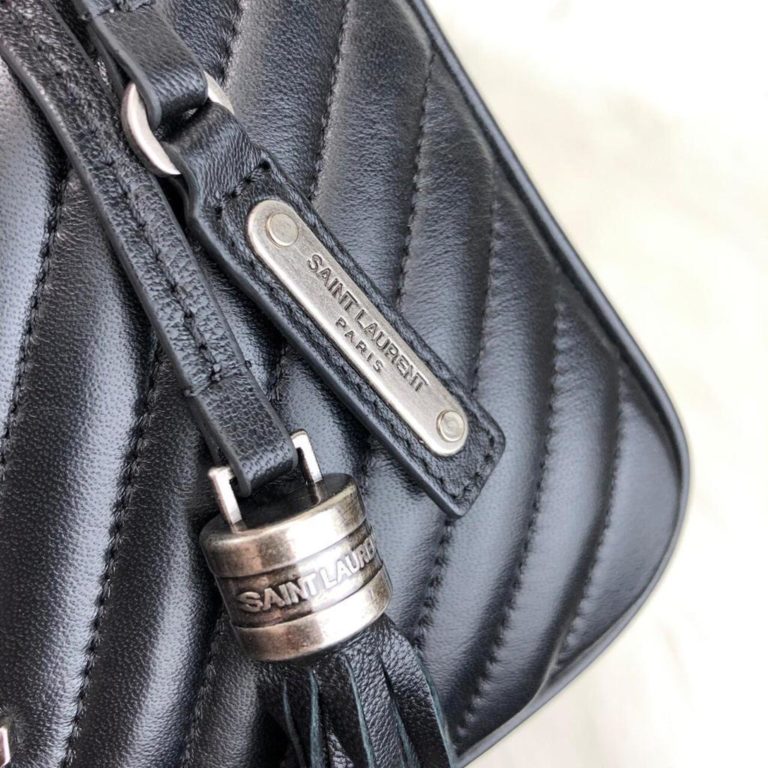 ysl saint laurent canta Lou postaci cantasi siyah silver 23x16cm