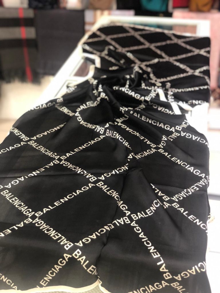 balenciaga sal ipek siyah beyaz