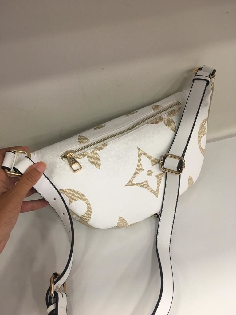 louis vuitton canta suni deri bumbag bel cantasi monogram cift tarafli vizon beyaz 37x14cm