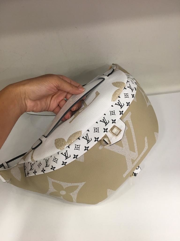 louis vuitton canta suni deri bumbag bel cantasi monogram cift tarafli vizon beyaz 37x14cm