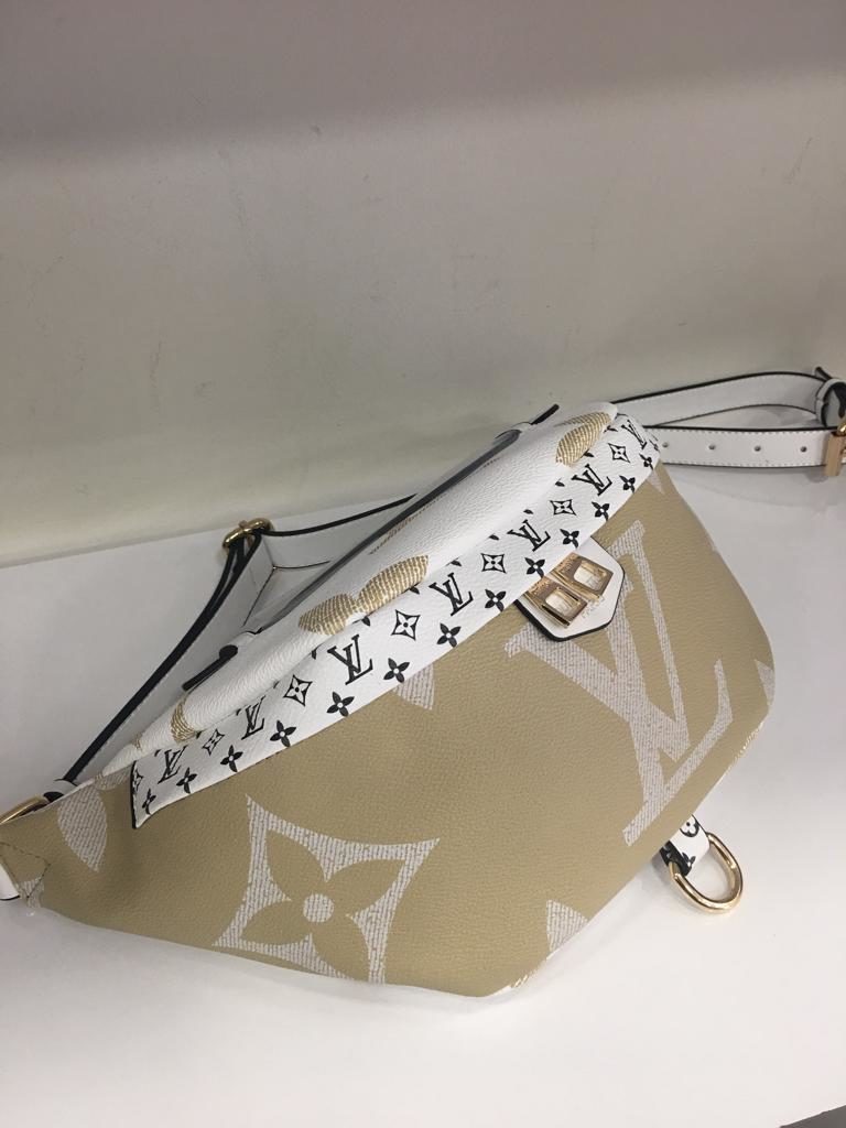 louis vuitton canta suni deri bumbag bel cantasi monogram cift tarafli vizon beyaz 37x14cm