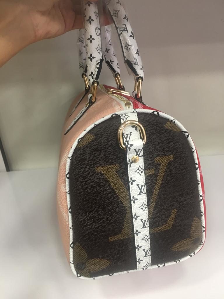 louis vuitton canta suni deri speedy monogram buyuk logo 30cm cift tarafli kirmizi pudra