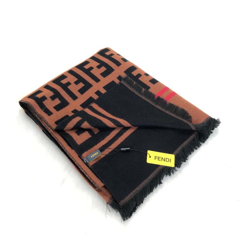 fendi panco logo baskili 140x140 kasmir ve yun