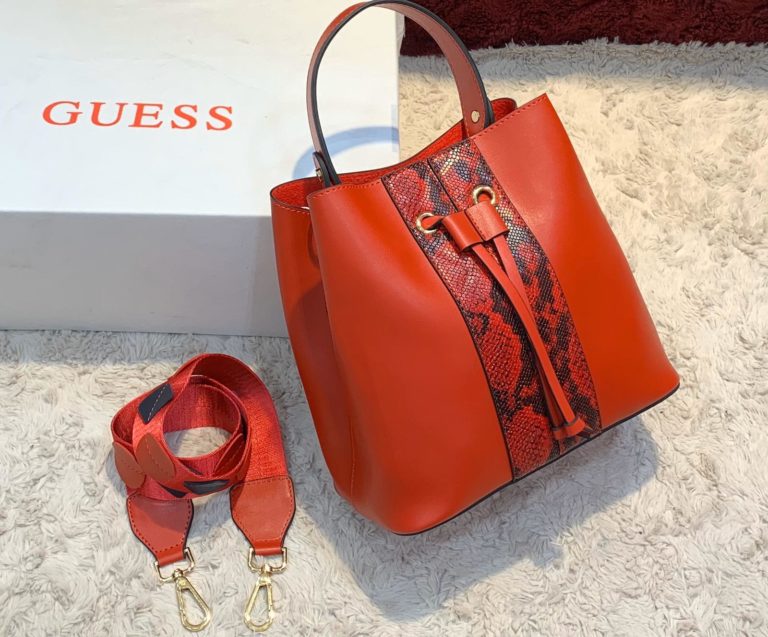 guess canta kova kirmizi yilan serit suni deri