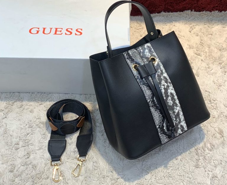 guess canta kova siyah yilan serit suni deri