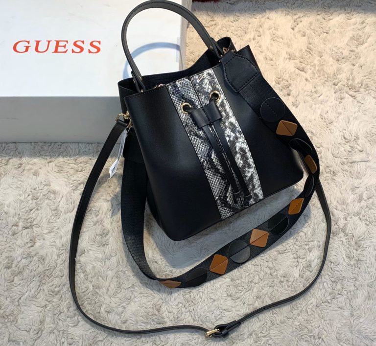 guess canta kova siyah yilan serit suni deri