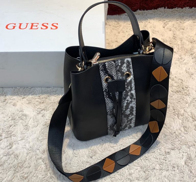 guess canta kova siyah yilan serit suni deri