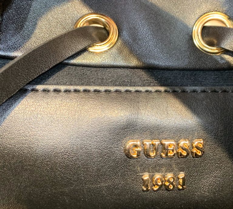 guess canta kova siyah yilan serit suni deri