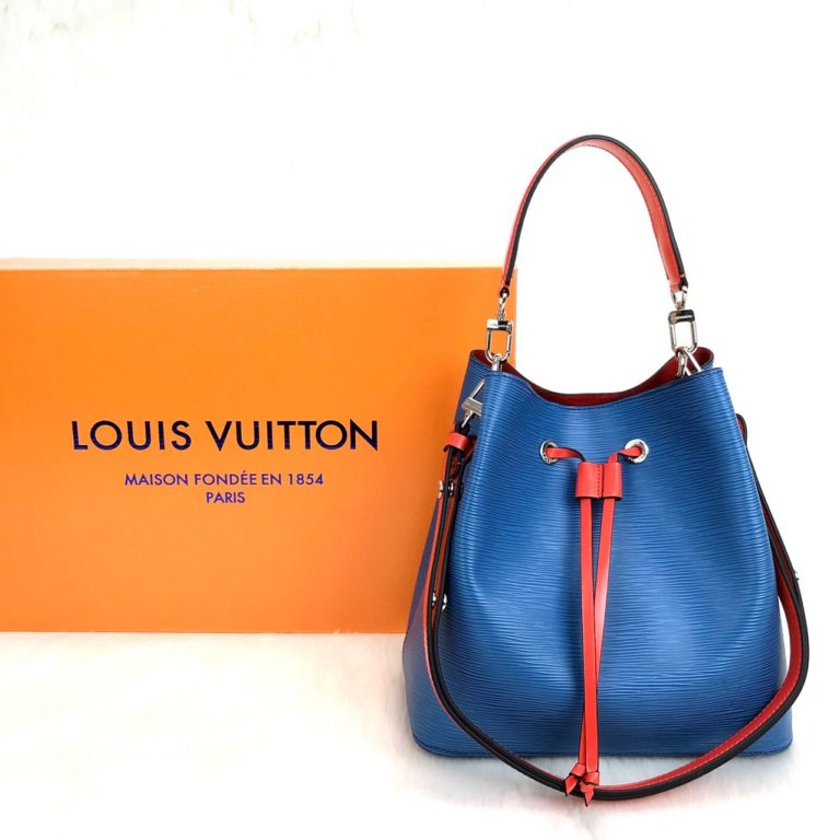 louis vuitton canta noenoe epi mavi kirmizi orgu sap 26x26x17