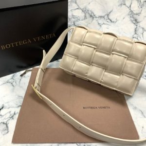 bottega vanetta canta Padded Cassette krem 26x18cm