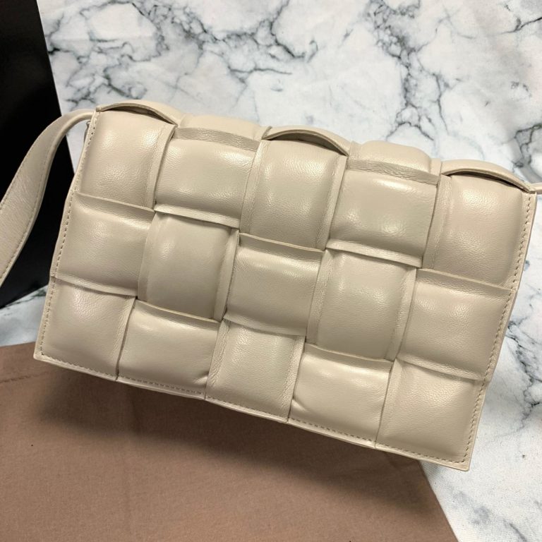 bottega vanetta canta Padded Cassette krem 26x18cm