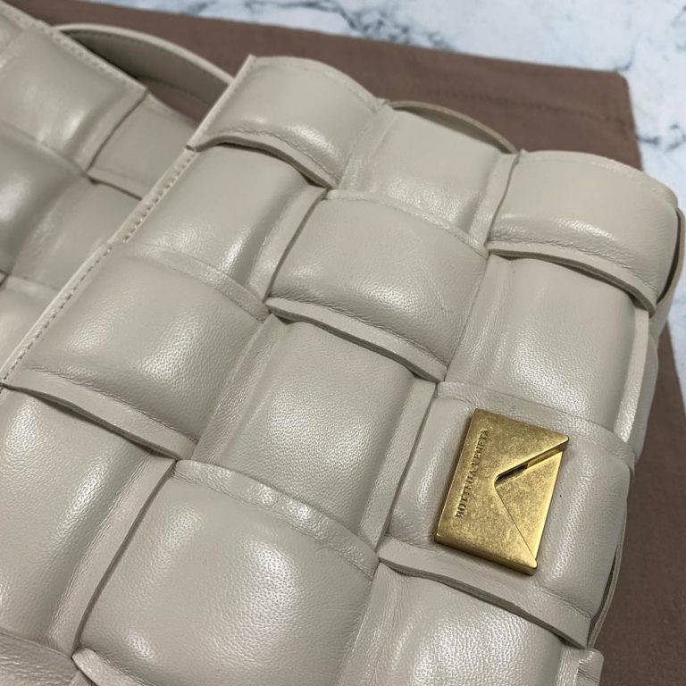 bottega vanetta canta Padded Cassette krem 26x18cm