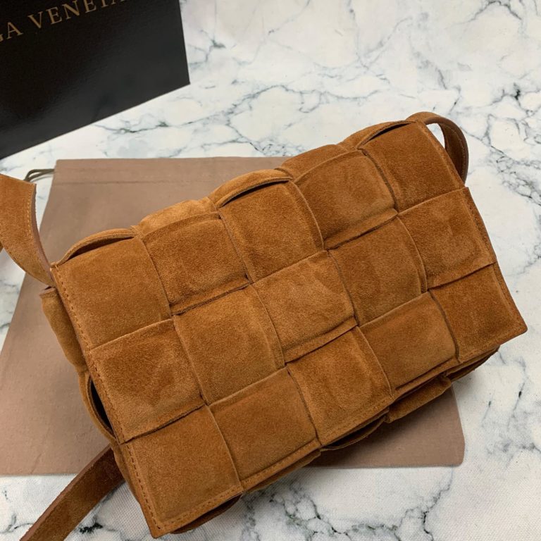 bottega vanetta canta Padded Cassette taba suet 26x18cm