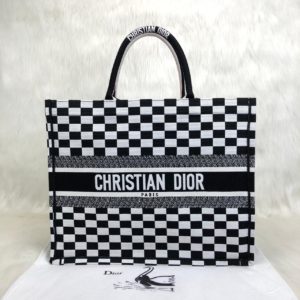 Christian Dior canta Tote Oblique siyah beyaz damali 41x32 cm