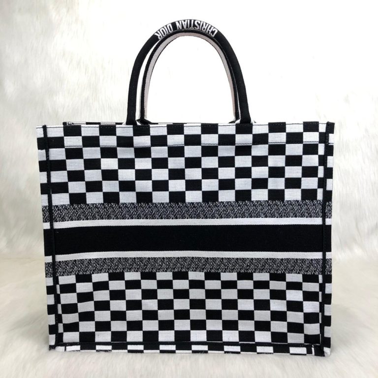 Christian Dior canta Tote Oblique siyah beyaz damali 41x32 cm