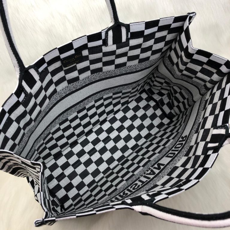 Christian Dior canta Tote Oblique siyah beyaz damali 41x32 cm
