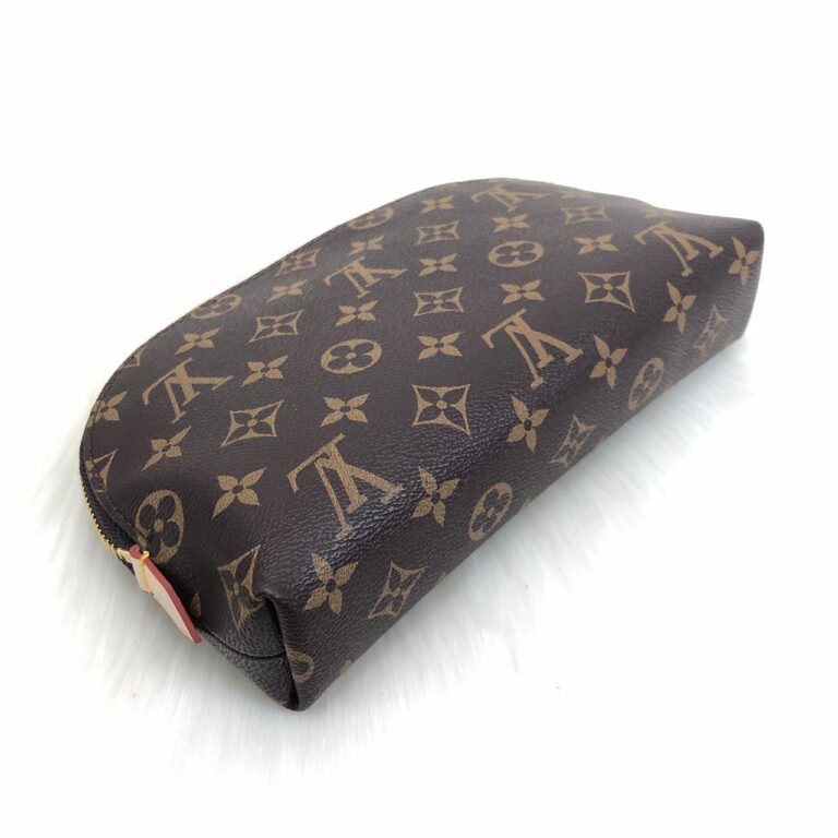 louis vuitton canta cosmetic pouch portfoy veya makyaj
