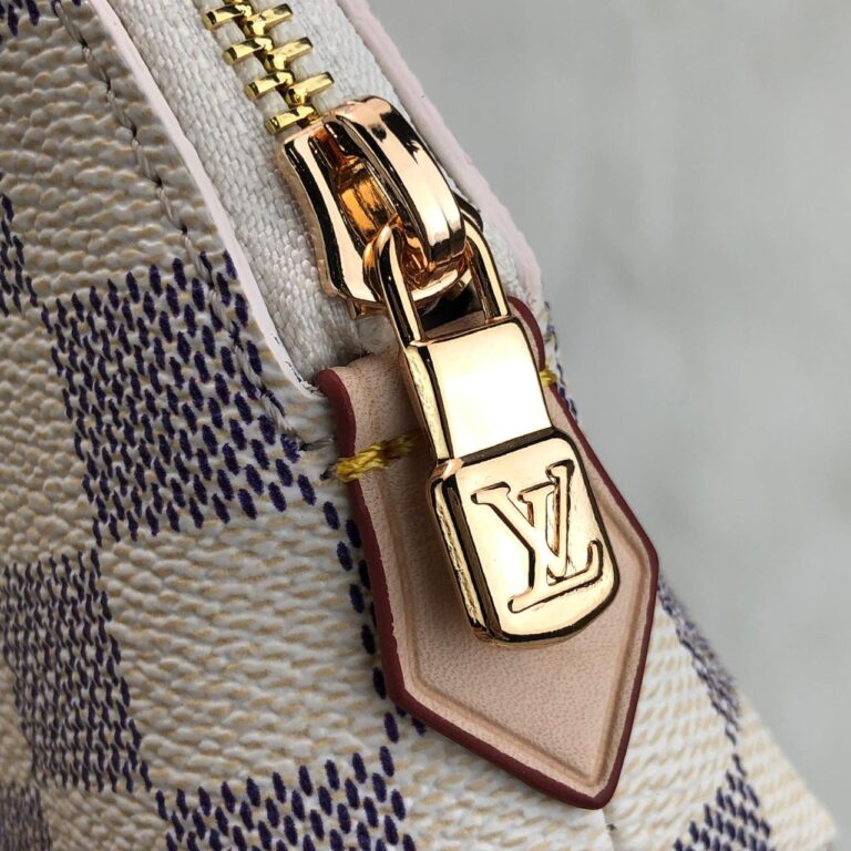 louis vuitton canta damier beyaz cosmetic pouch portfoy veya makyaj