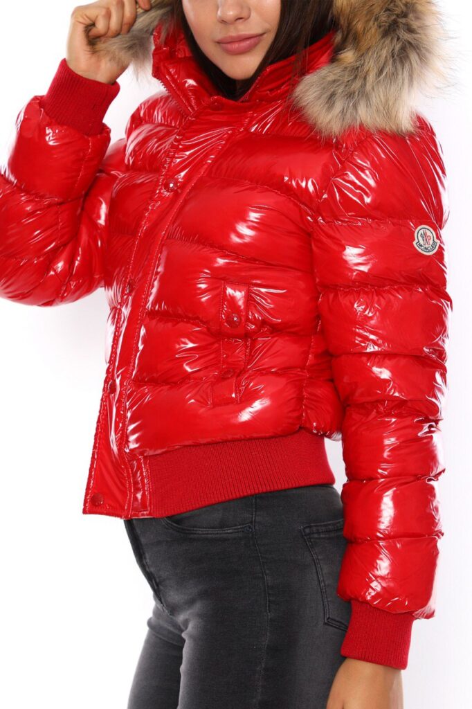 moncler mont beli lastikli kirmizi parlak yatay desen kapuson QR kod