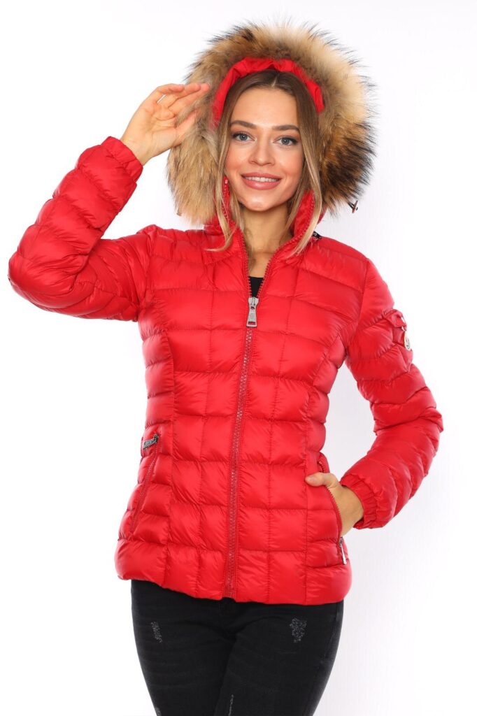 moncler mont kirmizi mat kapuson QR kod