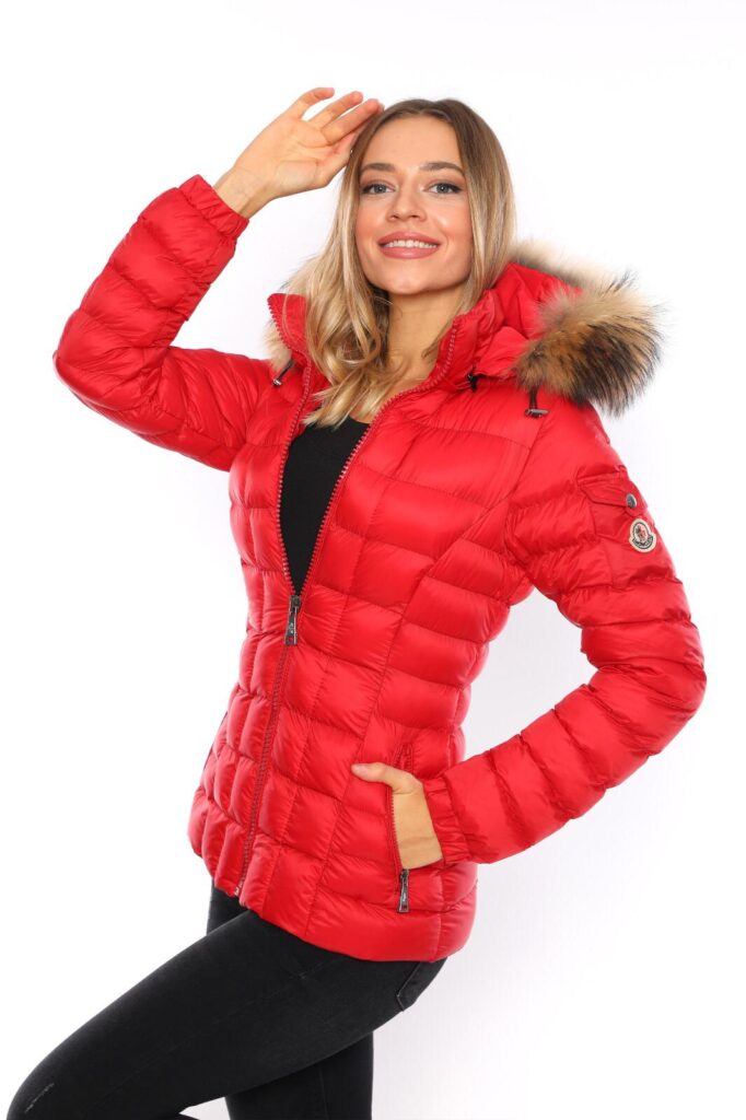 moncler mont kirmizi mat kapuson QR kod