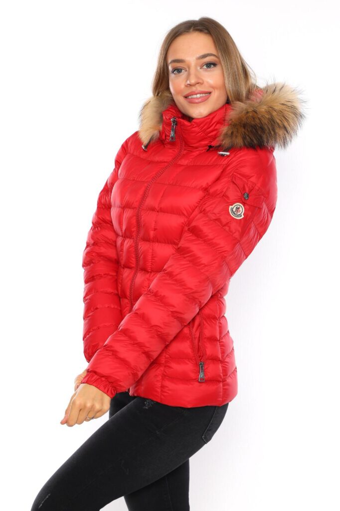 moncler mont kirmizi mat kapuson QR kod