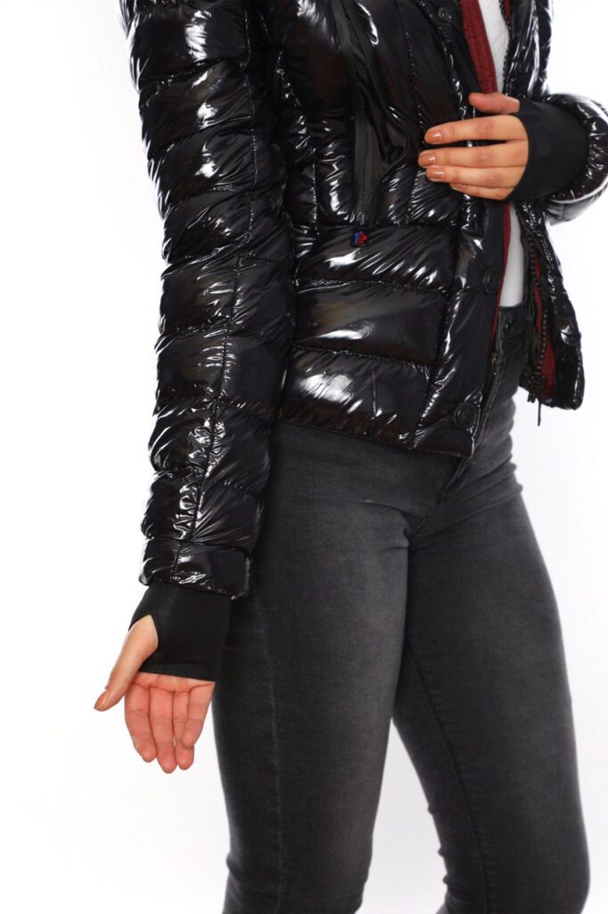 moncler mont parlak bordo citcit ve fermuarli kapuson QR kod