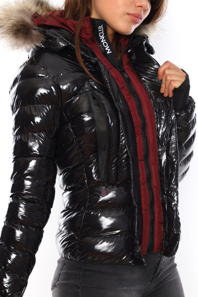 moncler mont parlak bordo citcit ve fermuarli kapuson QR kod
