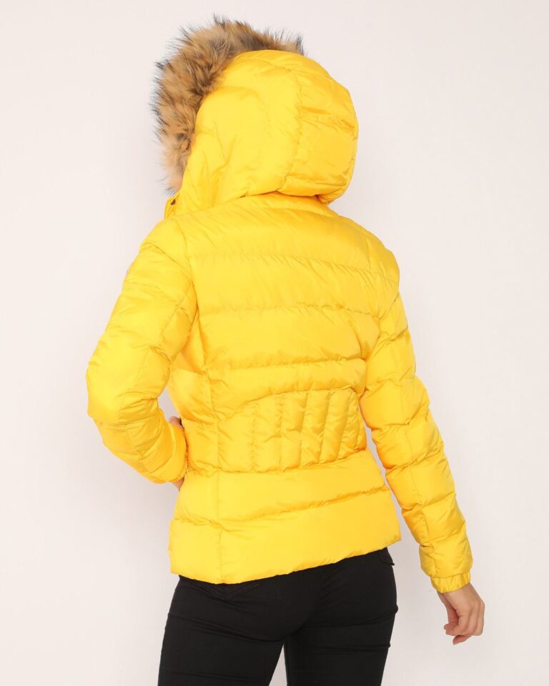 moncler mont sari yatay desen kapuson QR kod