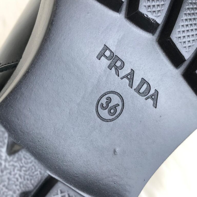 prada ayakkabi monolith patent rugan siyah cizme