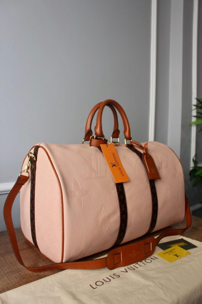 louis vuitton canta keepall bandouliere pembe logo monogram el valizi 50x29x23
