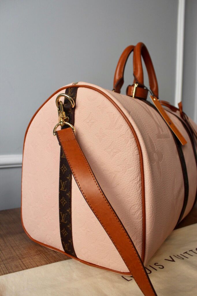louis vuitton canta keepall bandouliere pembe logo monogram el valizi 50x29x23