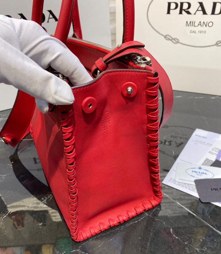 prada canta saffiano orgulu kirmizi 29x24cm