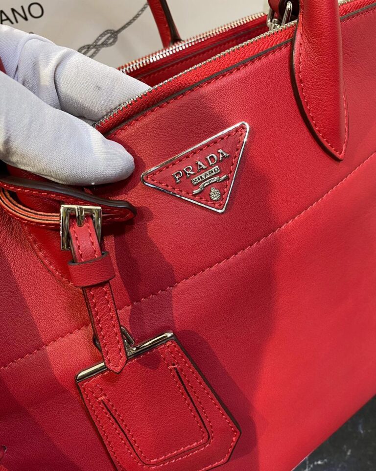 prada canta saffiano orgulu kirmizi 29x24cm